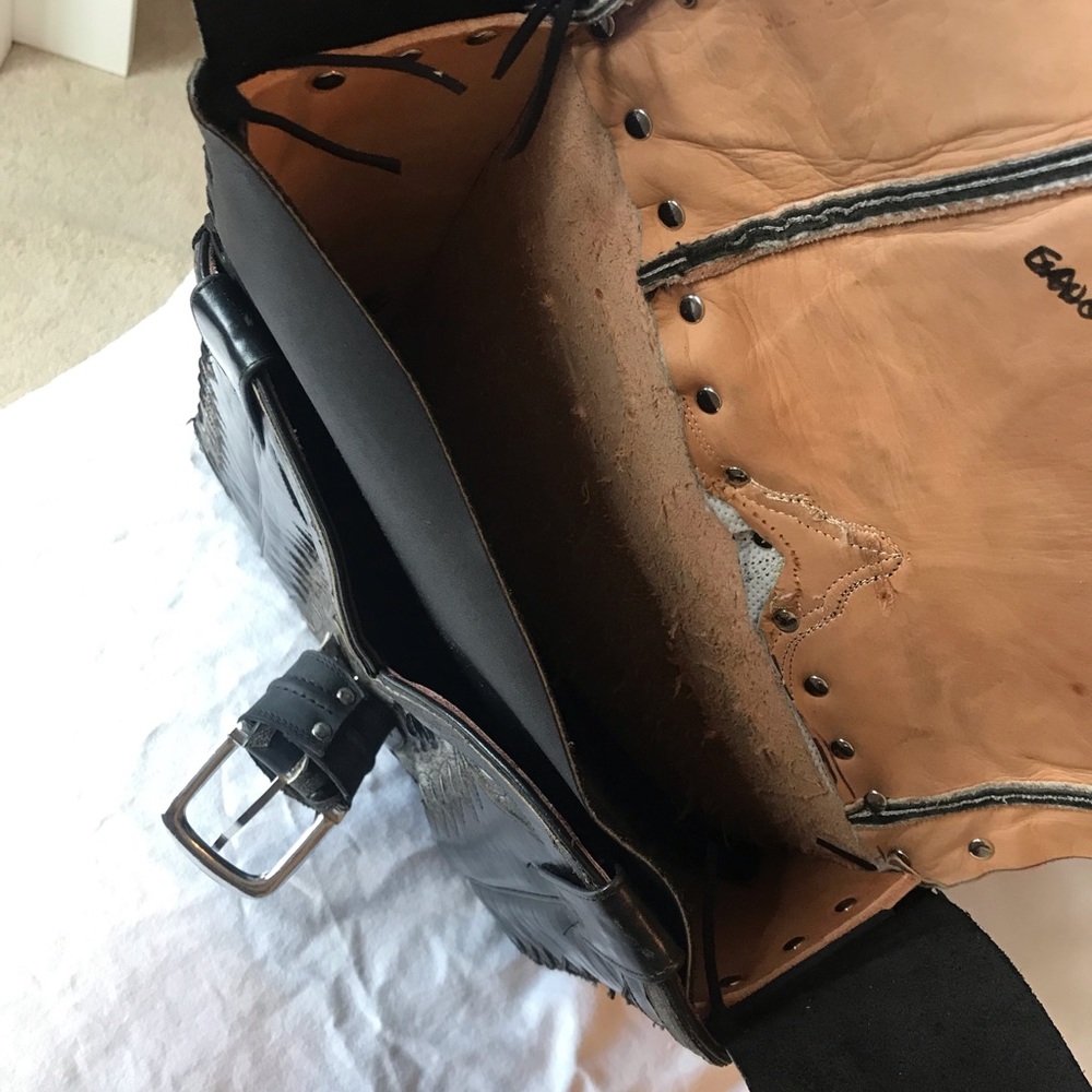 Motorcycle cowboy boot leather swing arm bag - Picture 4 of 8